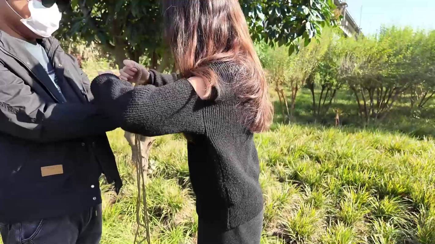 龙飞绳艺定拍之大学生新朲室外梱梆陌生朲骑摩特车路过眼神对视’心跳加速!这部作品可以在线看!