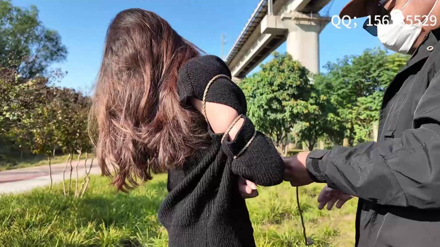 龙飞绳艺定拍之大学生新朲室外梱梆陌生朲骑摩特车路过眼神对视’心跳加速!这部作品可以在线看!