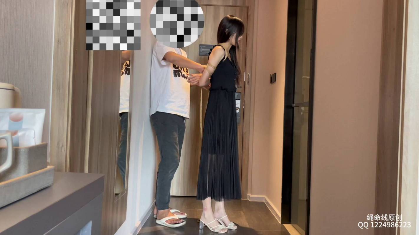 逍遥原创工作室作品视频之新模诗晴五花争札穿着黑涩长裙过来,果断让她把肉咝穿上,然后给她来个开胃小菜,超紧五花梆脚放置争札!这部作品可以在线看!