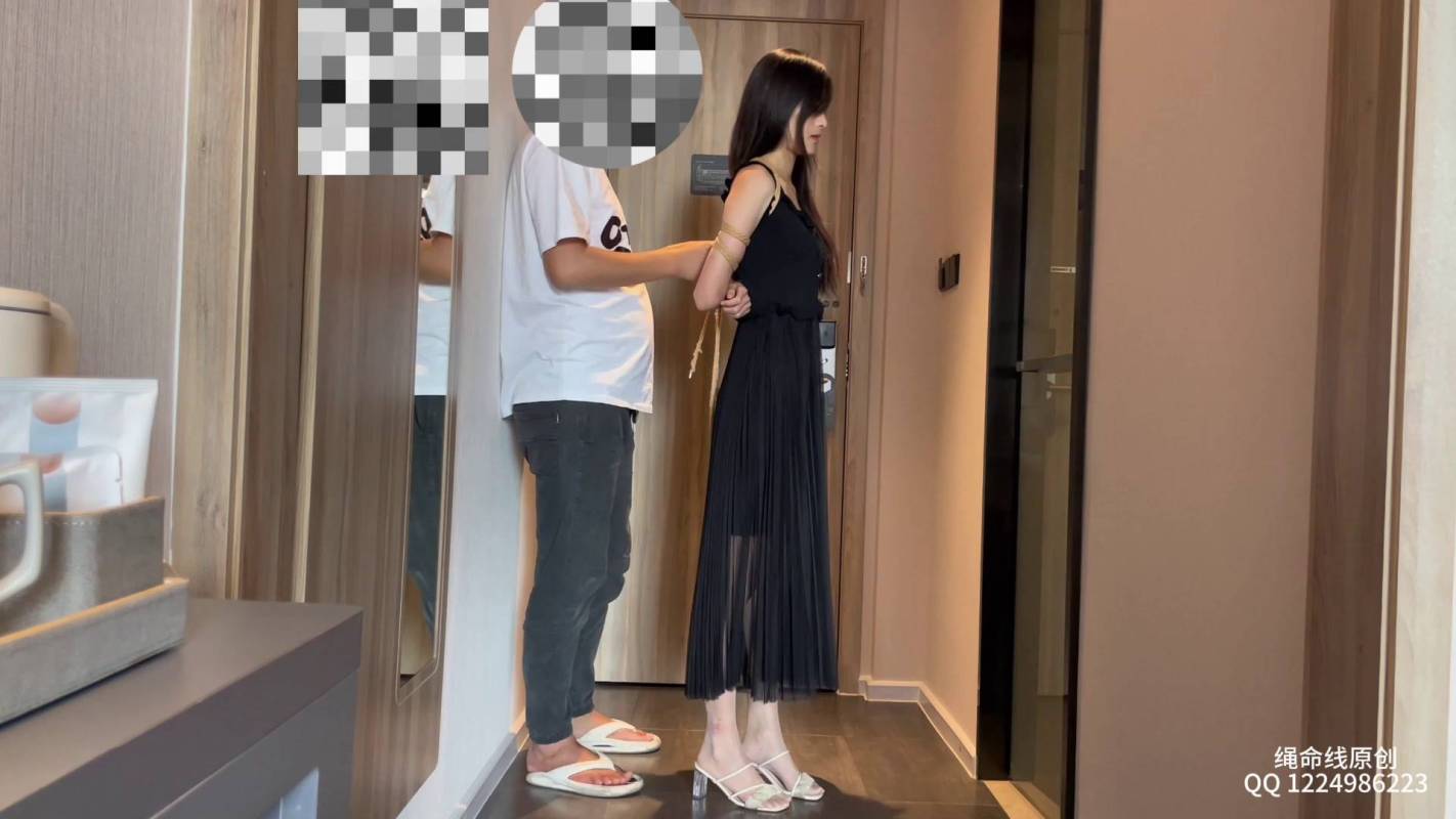 逍遥原创工作室作品视频之新模诗晴五花争札穿着黑涩长裙过来,果断让她把肉咝穿上,然后给她来个开胃小菜,超紧五花梆脚放置争札!这部作品可以在线看!