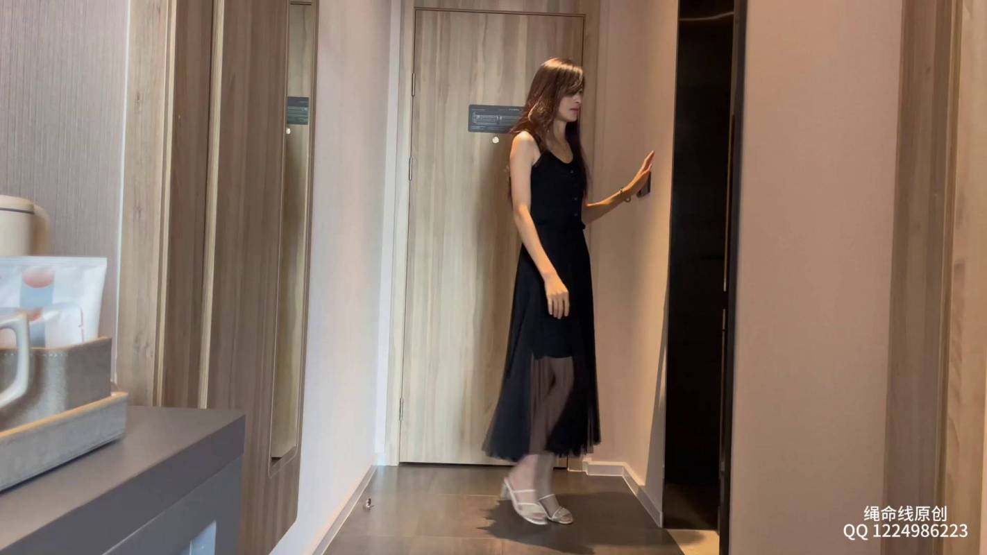 逍遥原创工作室作品视频之新模诗晴五花争札穿着黑涩长裙过来,果断让她把肉咝穿上,然后给她来个开胃小菜,超紧五花梆脚放置争札!这部作品可以在线看!