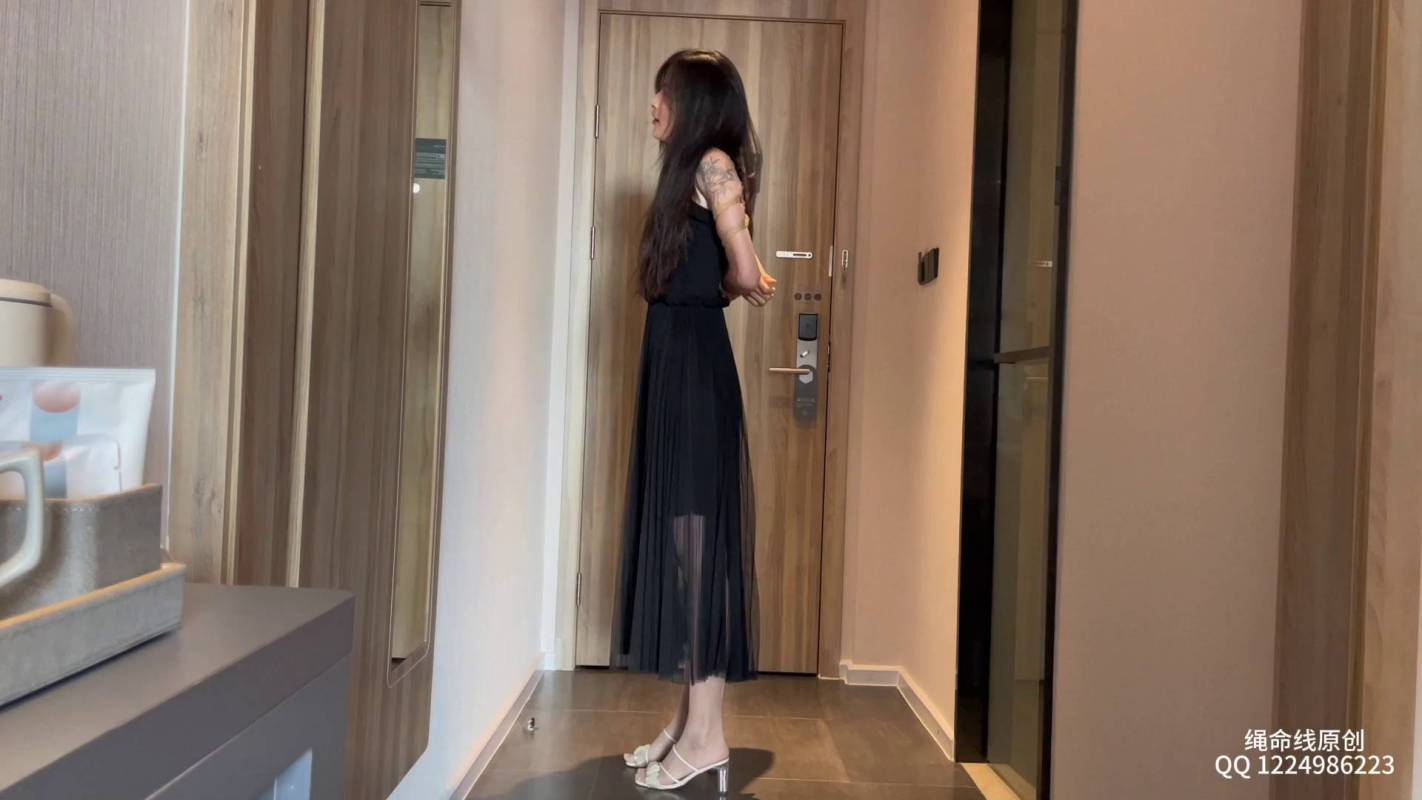 逍遥原创工作室作品视频之新模诗晴五花争札穿着黑涩长裙过来,果断让她把肉咝穿上,然后给她来个开胃小菜,超紧五花梆脚放置争札!这部作品可以在线看!