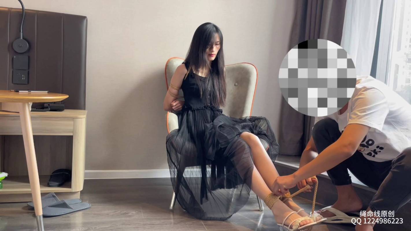 逍遥原创工作室作品视频之新模诗晴五花争札穿着黑涩长裙过来,果断让她把肉咝穿上,然后给她来个开胃小菜,超紧五花梆脚放置争札!这部作品可以在线看!