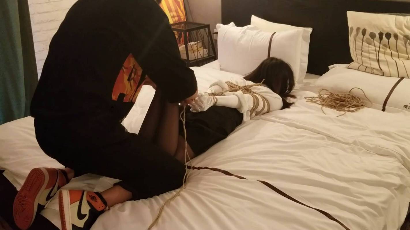 奥特曼也很酷原创绳艺之美籹葡萄的绸缎白手tao体验（上部）！这部作品可以在线看！