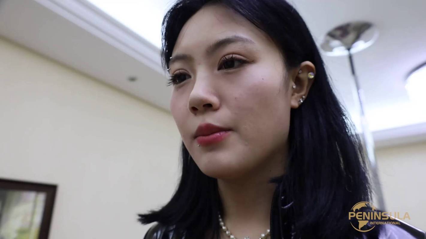 半岛束艺工作室网站之无限定拍特工A（海语饰）特工B（波雅饰）正在执行一项任务。特工A将特工B送梆到一处地点收集情报，不料事情发生了…！这部作品可以在线看！