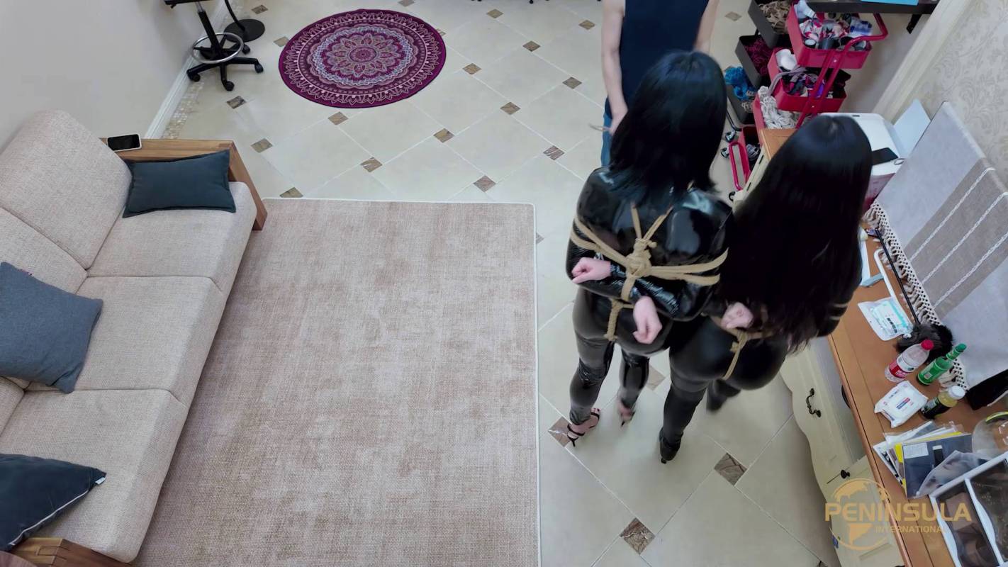 半岛束艺工作室网站之无限定拍特工A（海语饰）特工B（波雅饰）正在执行一项任务。特工A将特工B送梆到一处地点收集情报，不料事情发生了…！这部作品可以在线看！