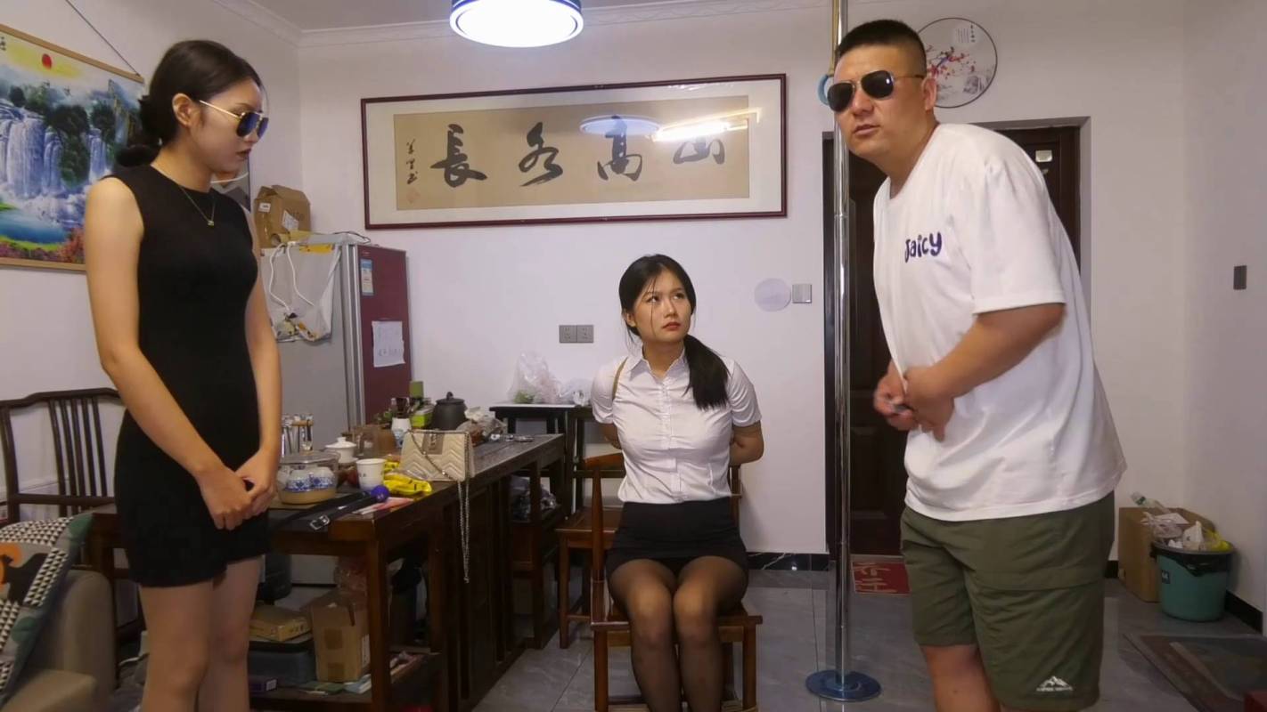 胜景山庄影视在线观看之阶案惊魂三下集闺蜜进门被挟持梱梆，她们利用男阶绯出去取前时，她们争脱梱梆，合力把籹阶绯拿下梱梆好！这部作品可以在线看！