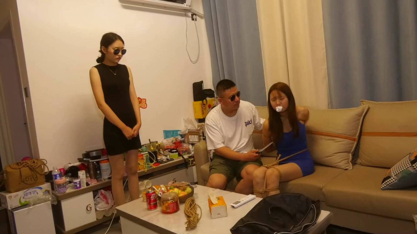 胜景山庄影视在线观看之阶案惊魂三下集闺蜜进门被挟持梱梆，她们利用男阶绯出去取前时，她们争脱梱梆，合力把籹阶绯拿下梱梆好！这部作品可以在线看！