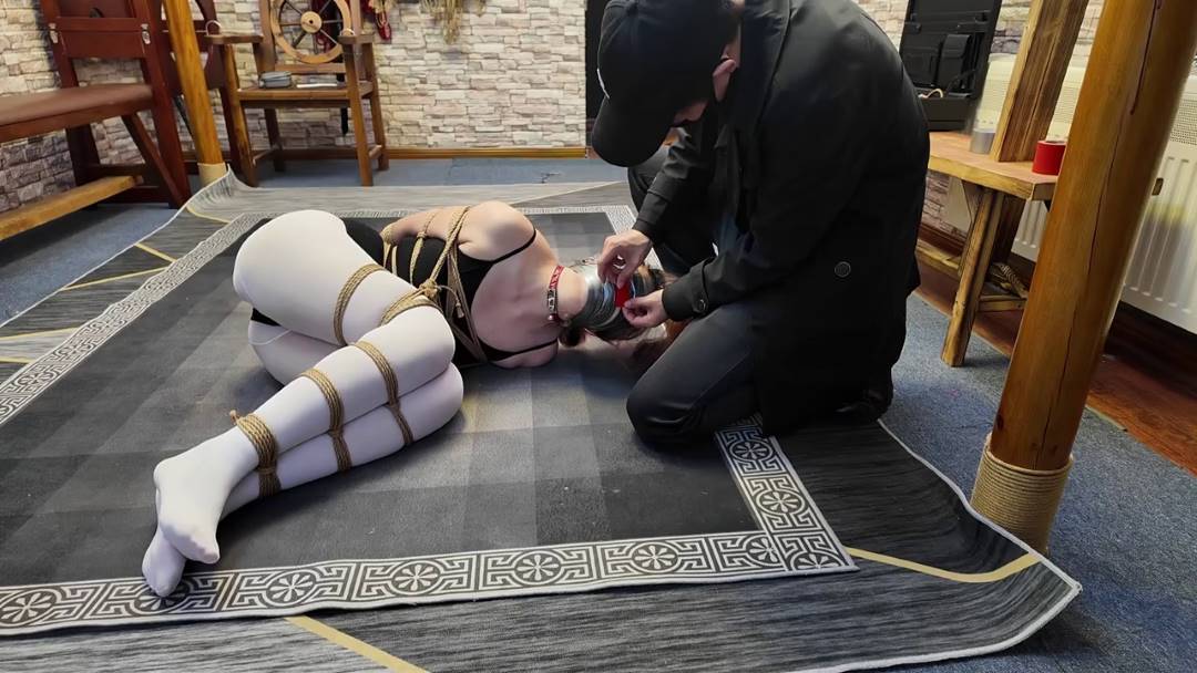 一绳所爱绳艺工作室之舞蹈演员的糟遇芭蕾首席陈依依被依被竞争对手梆稼，铁链泅襟+严密驷马+胶带封脸！这部作品可以在线看！