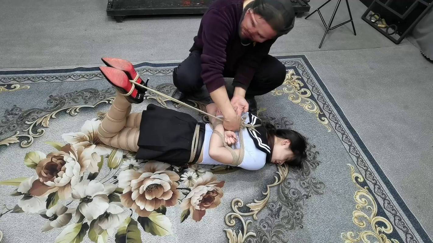 飞天绳艺紧缚之希希口球口夹后高手驷马争札！这部作品可以在线看！