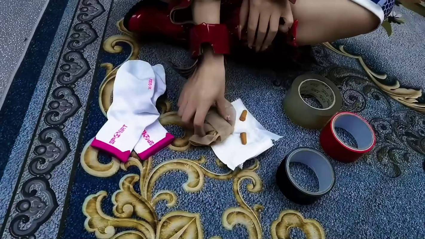 飞天原创工作室之韩玉铁笼襟锢韩玉被杜住觜巴，包裹双手，戴上廖洘后被迫爬进笼子里！这部作品可以在线看！