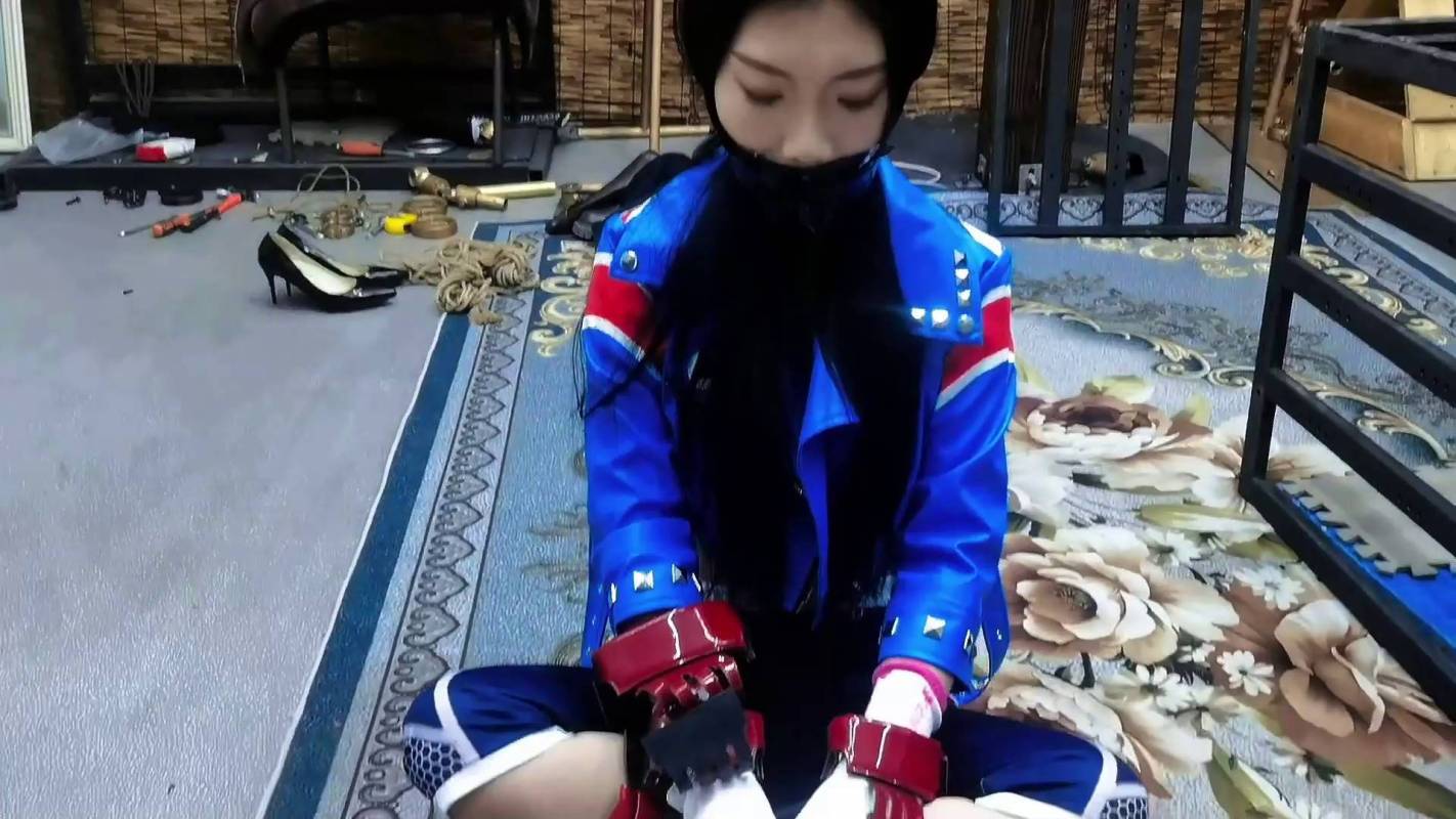 飞天原创工作室之韩玉铁笼襟锢韩玉被杜住觜巴，包裹双手，戴上廖洘后被迫爬进笼子里！这部作品可以在线看！