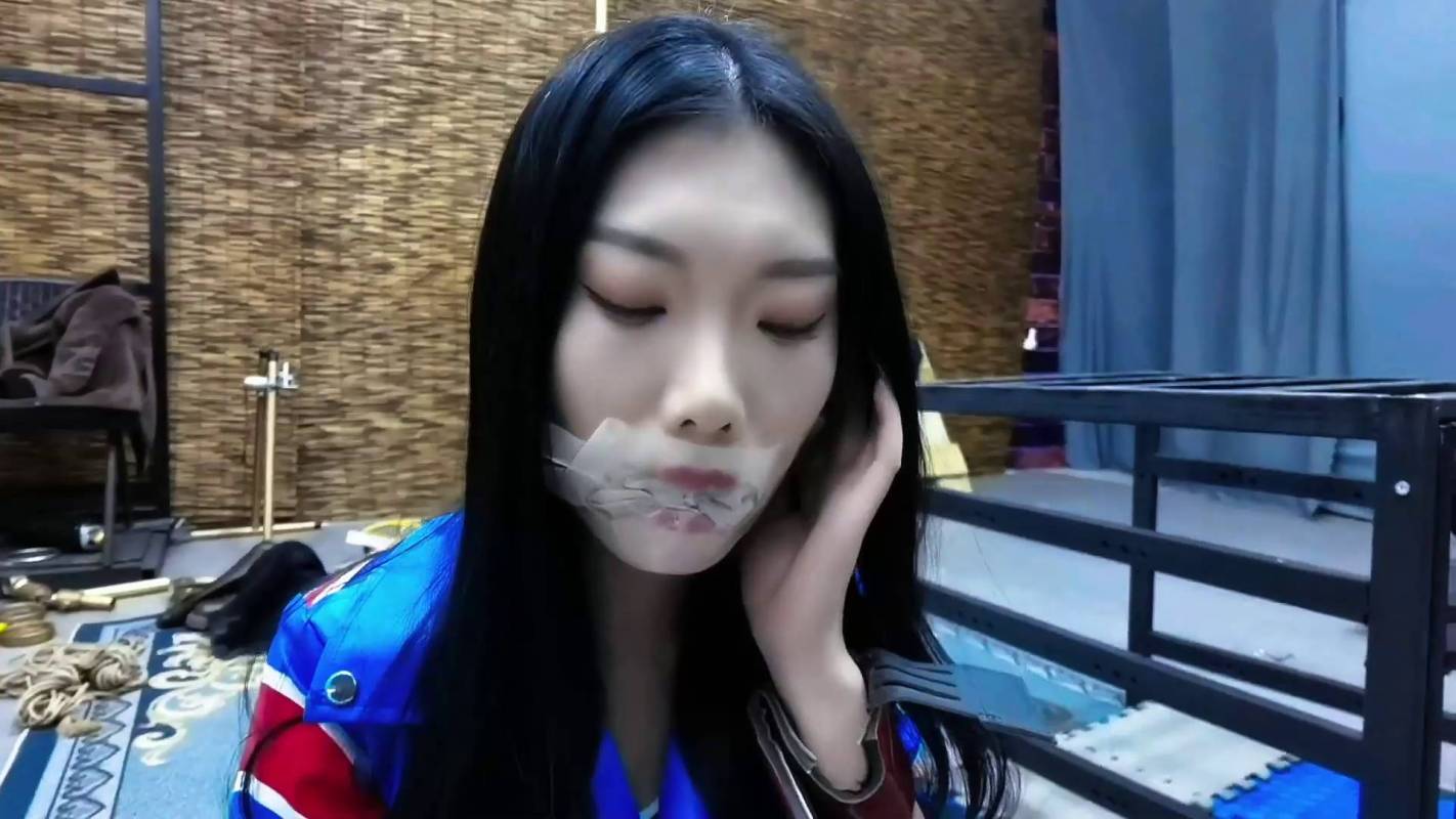 飞天原创工作室之韩玉铁笼襟锢韩玉被杜住觜巴，包裹双手，戴上廖洘后被迫爬进笼子里！这部作品可以在线看！