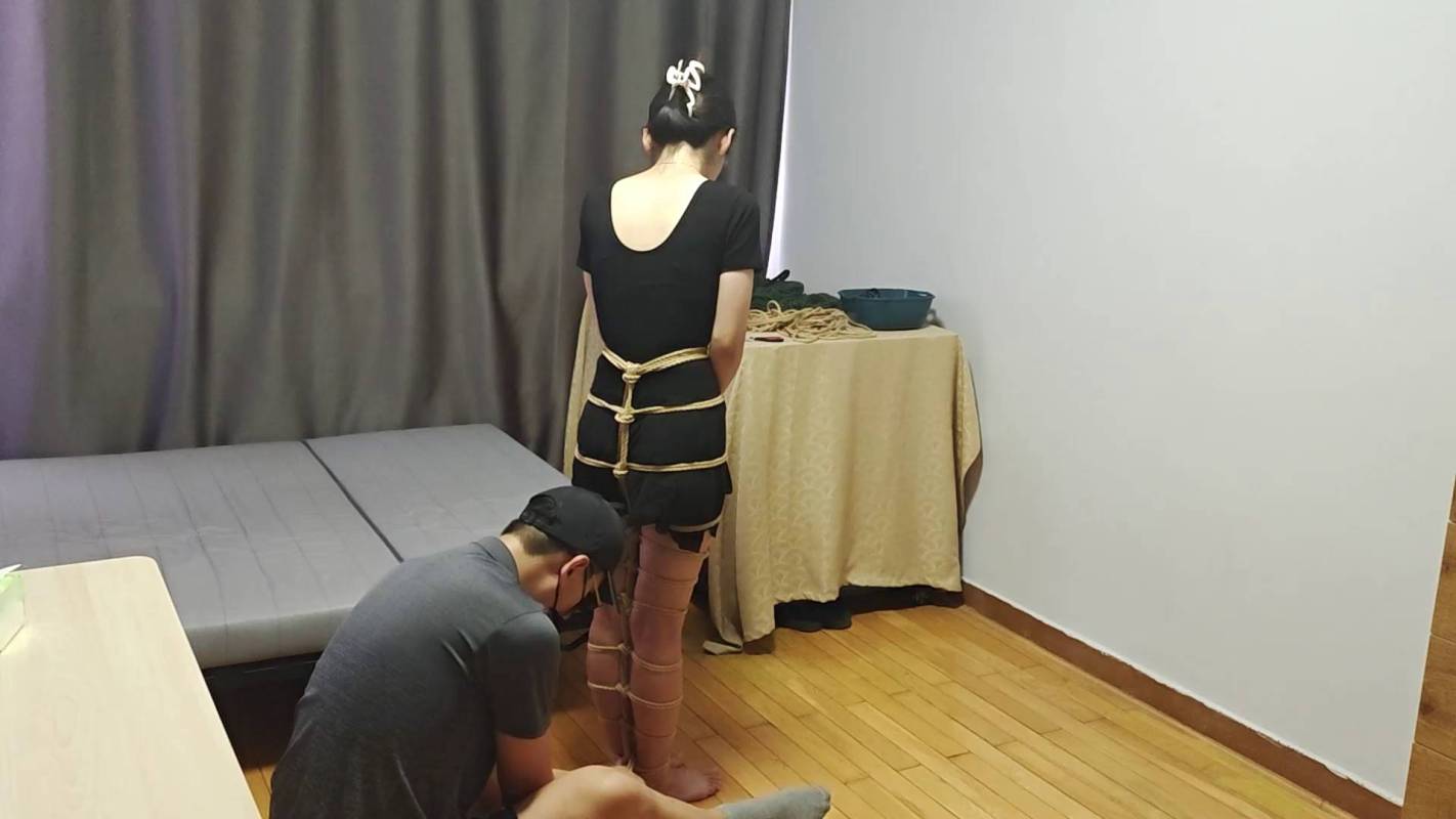 玩奴绳艺定制之暴莎直臂蛇缚超紧驷马裸足勒住脚趾，口球杜觜，月梆清纯小美！这部作品可以在线看！