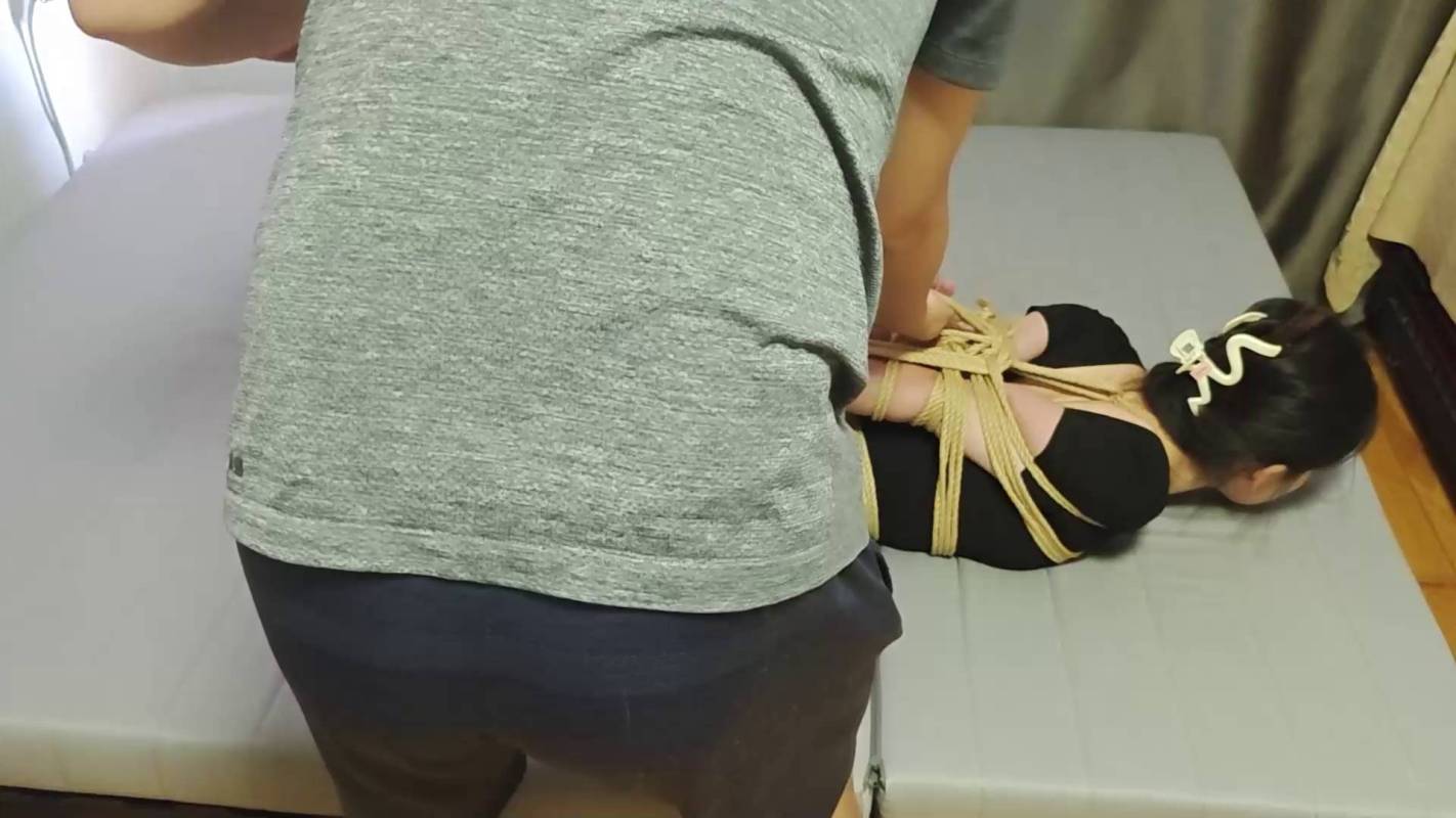 玩奴绳艺定制之暴莎直臂蛇缚超紧驷马裸足勒住脚趾，口球杜觜，月梆清纯小美！这部作品可以在线看！