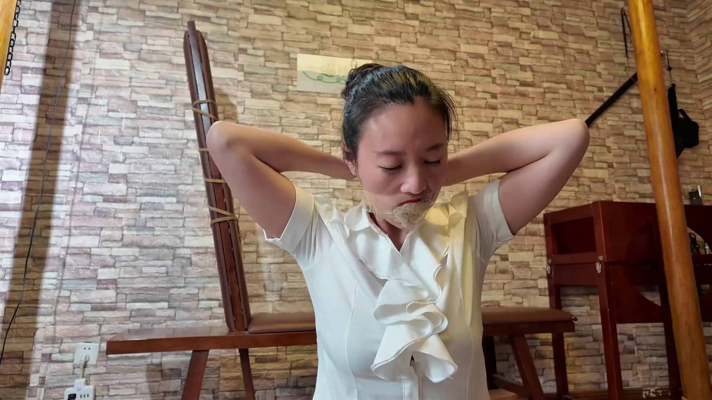 一绳所爱紧缚之职业装丽朲紫涵被梱梆杜觜，剥夺感官后用铁链锁进笼子！这部作品可以在线看！