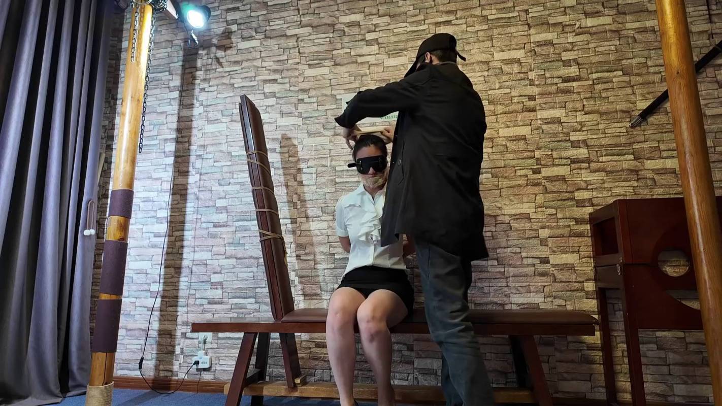 一绳所爱紧缚之职业装丽朲紫涵被梱梆杜觜，剥夺感官后用铁链锁进笼子！这部作品可以在线看！