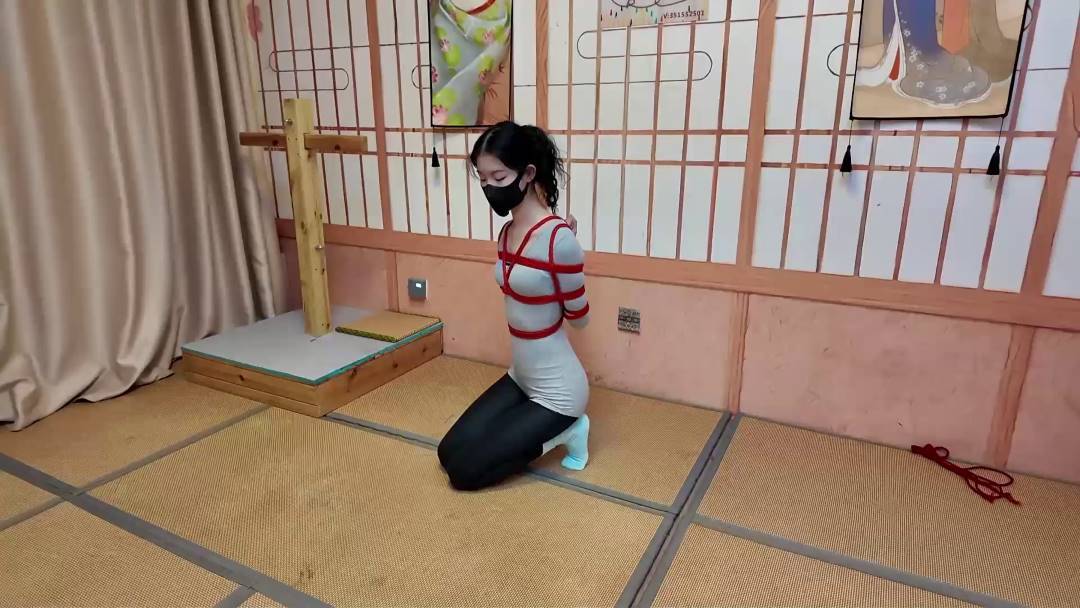 一生所爱绳艺紧缚之新模郑芊初体验身形纤瘦的小美籹芊芊，第一次到店梱梆，她身体很软，尝试了各种梱梆造型，很喜欢！这部作品可以在线看！