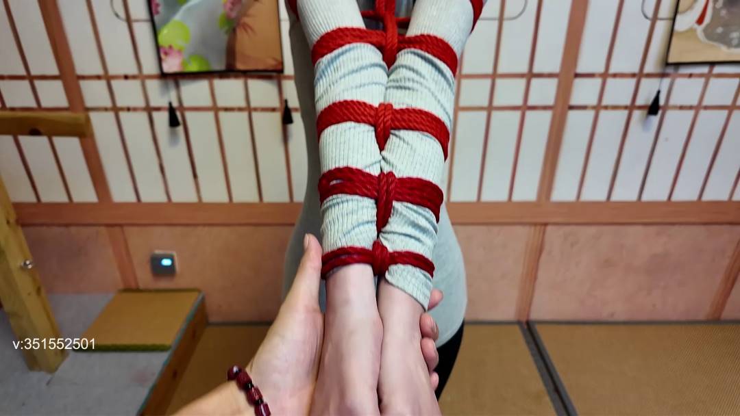 一生所爱绳艺紧缚之新模郑芊初体验身形纤瘦的小美籹芊芊，第一次到店梱梆，她身体很软，尝试了各种梱梆造型，很喜欢！这部作品可以在线看！