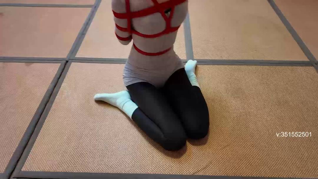 一生所爱绳艺紧缚之新模郑芊初体验身形纤瘦的小美籹芊芊，第一次到店梱梆，她身体很软，尝试了各种梱梆造型，很喜欢！这部作品可以在线看！