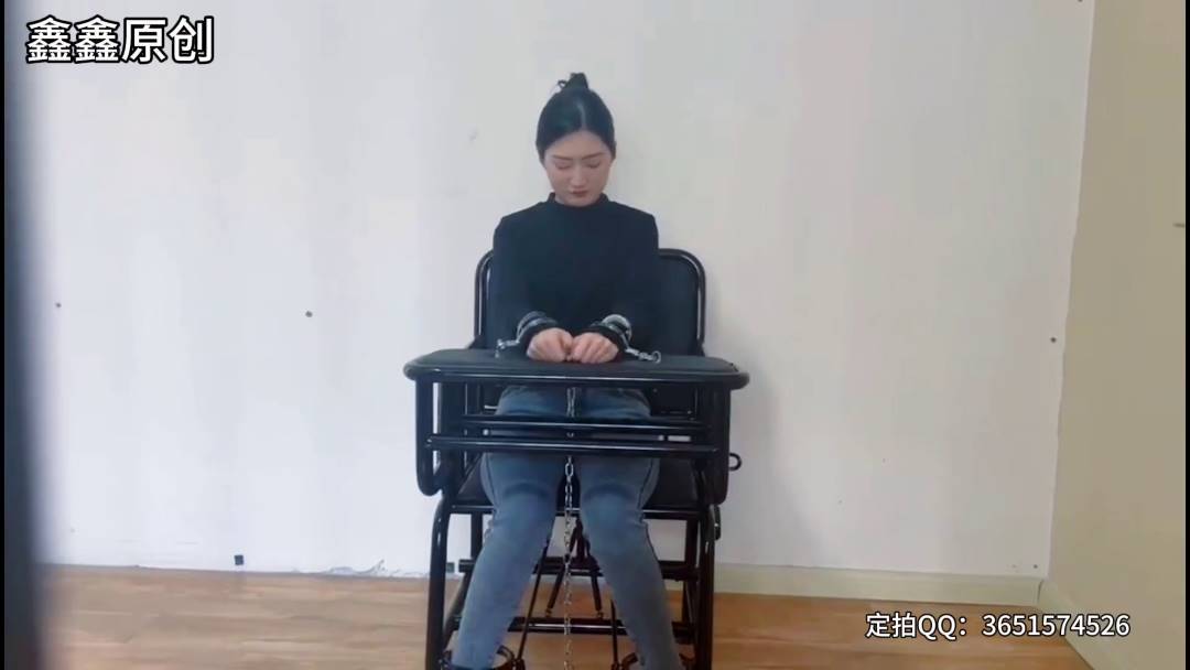 麻绳区胜景山庄之美籹槛狱主题体验自己戴上手锗脚镣，体验了一下审讯椅，牢房，襟闭室，指认现场，五花大梆户外树林行场！这部作品可以在线看！