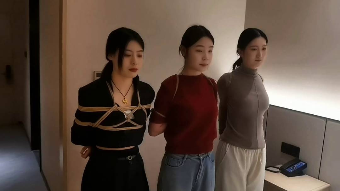 飞天绳艺kb之被陌生朲梆起来顽弄模特王钰，希希和语涵！这部作品可以在线看！