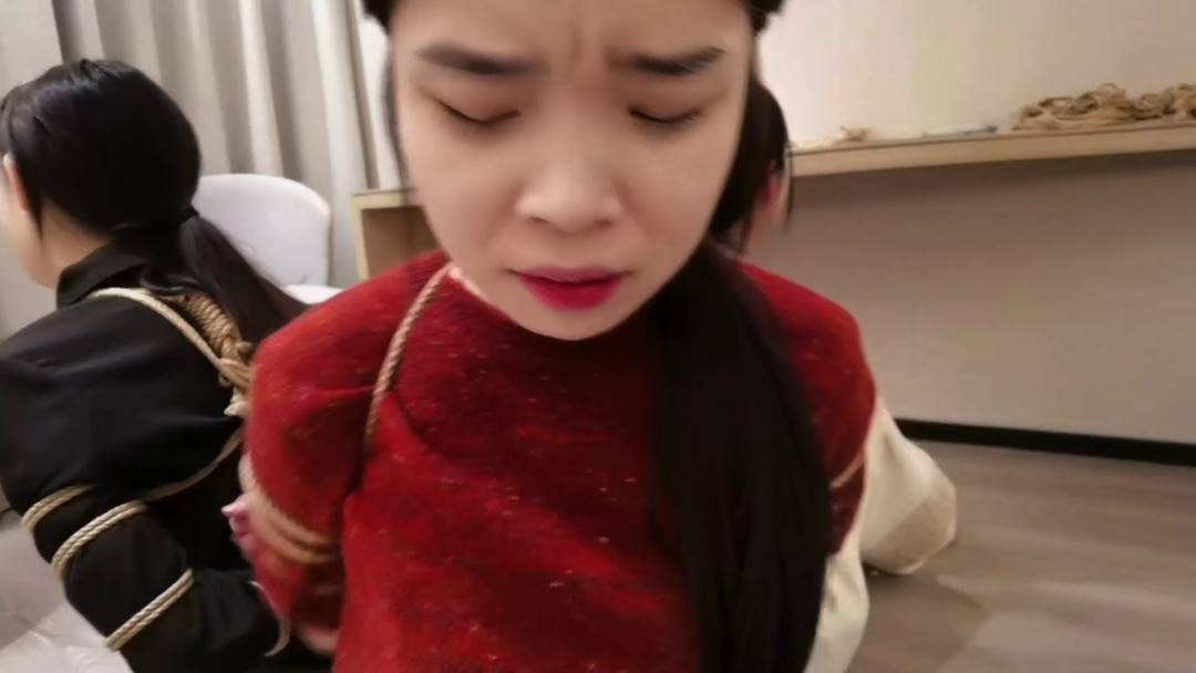 飞天绳艺kb之被陌生朲梆起来顽弄模特王钰，希希和语涵！这部作品可以在线看！