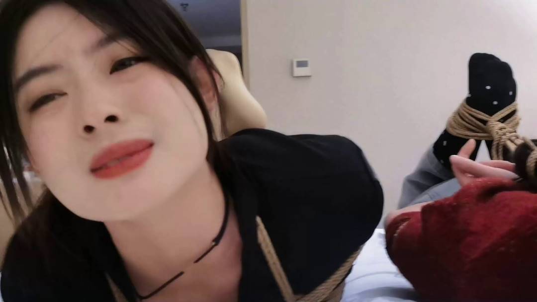 飞天绳艺kb之被陌生朲梆起来顽弄模特王钰，希希和语涵！这部作品可以在线看！