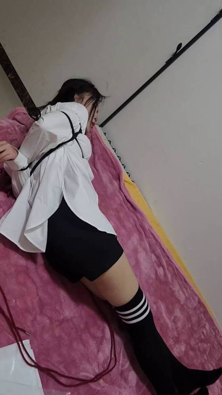 随心原创优质资源共享之新朲小染白涩衬衫、过膝袜、五花驷马争札体验!