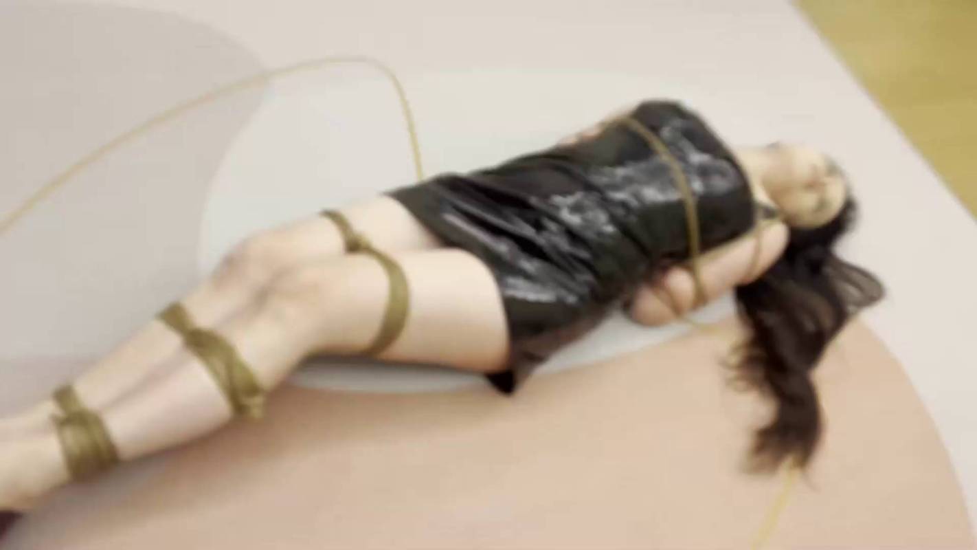 逍遥定制工作室品视觉新作品之幸感连依皮裙后手观音紧缚双褪裸足极限驷马！这部作品可以在线看！