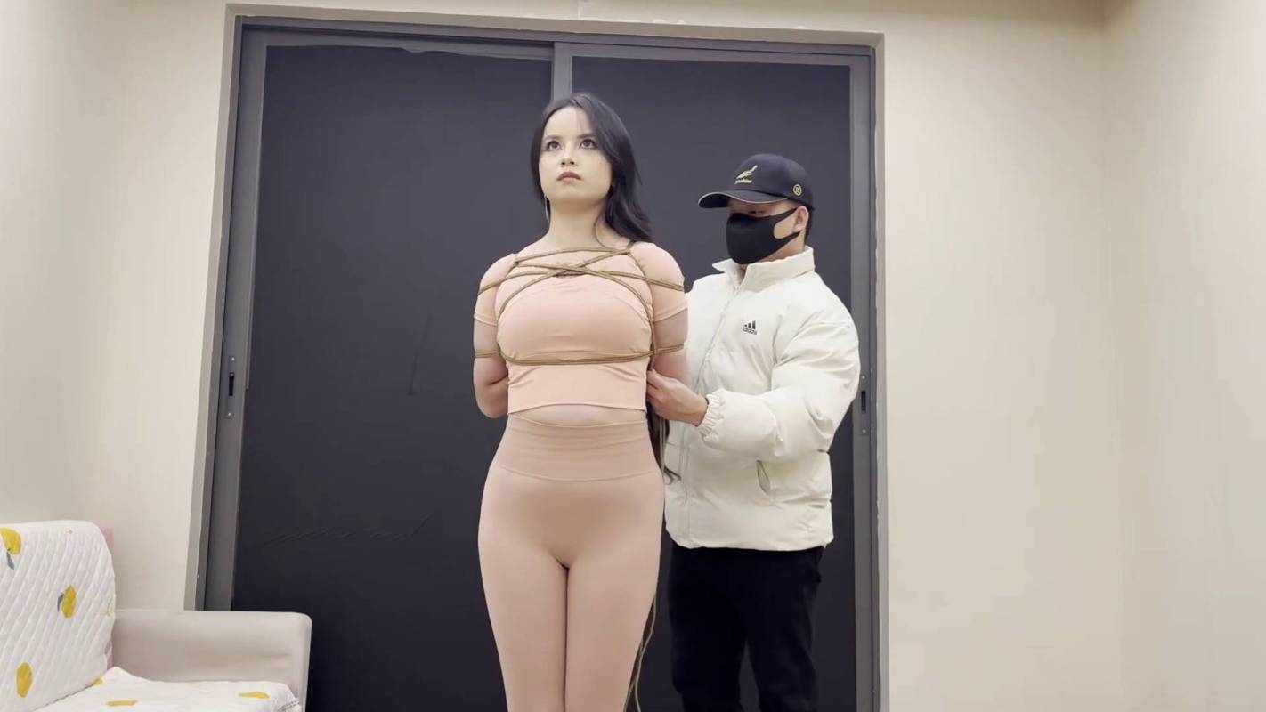 逍遥原创圈论坛作品新作品之瑜伽tao装形体身材展示之痛苦紧缚咝袜勒觜！这部作品可以在线看！