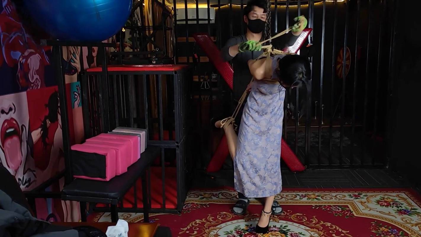 胜景山庄最新影视新作品之汤圆笼子里的旗袍籹郎垫脚吊！这部作品可以在线看！