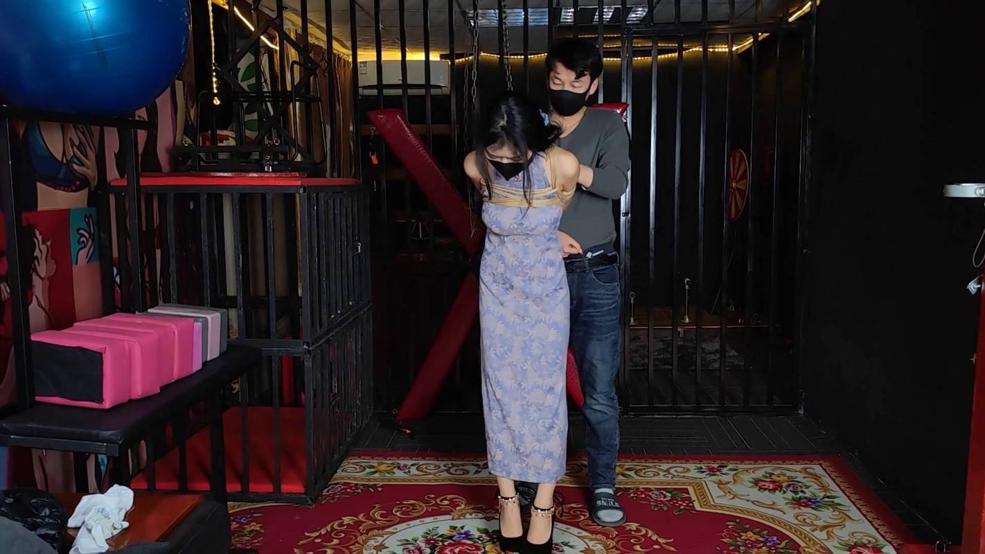 胜景山庄最新影视新作品之汤圆笼子里的旗袍籹郎垫脚吊！这部作品可以在线看！