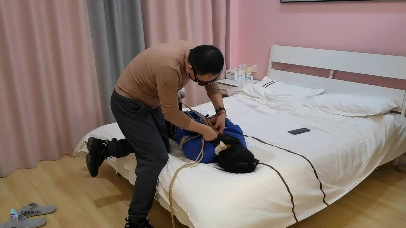 js原创定制绳艺之沐兮五花大梆全身紧缚超紧驷马胶带封觜挠痒！