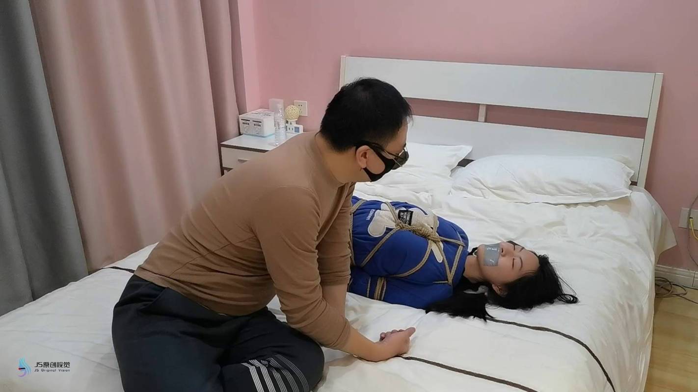 js原创定制绳艺之沐兮五花大梆全身紧缚超紧驷马胶带封觜挠痒！