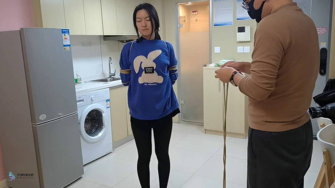 js原创定制绳艺之沐兮五花大梆全身紧缚超紧驷马胶带封觜挠痒！