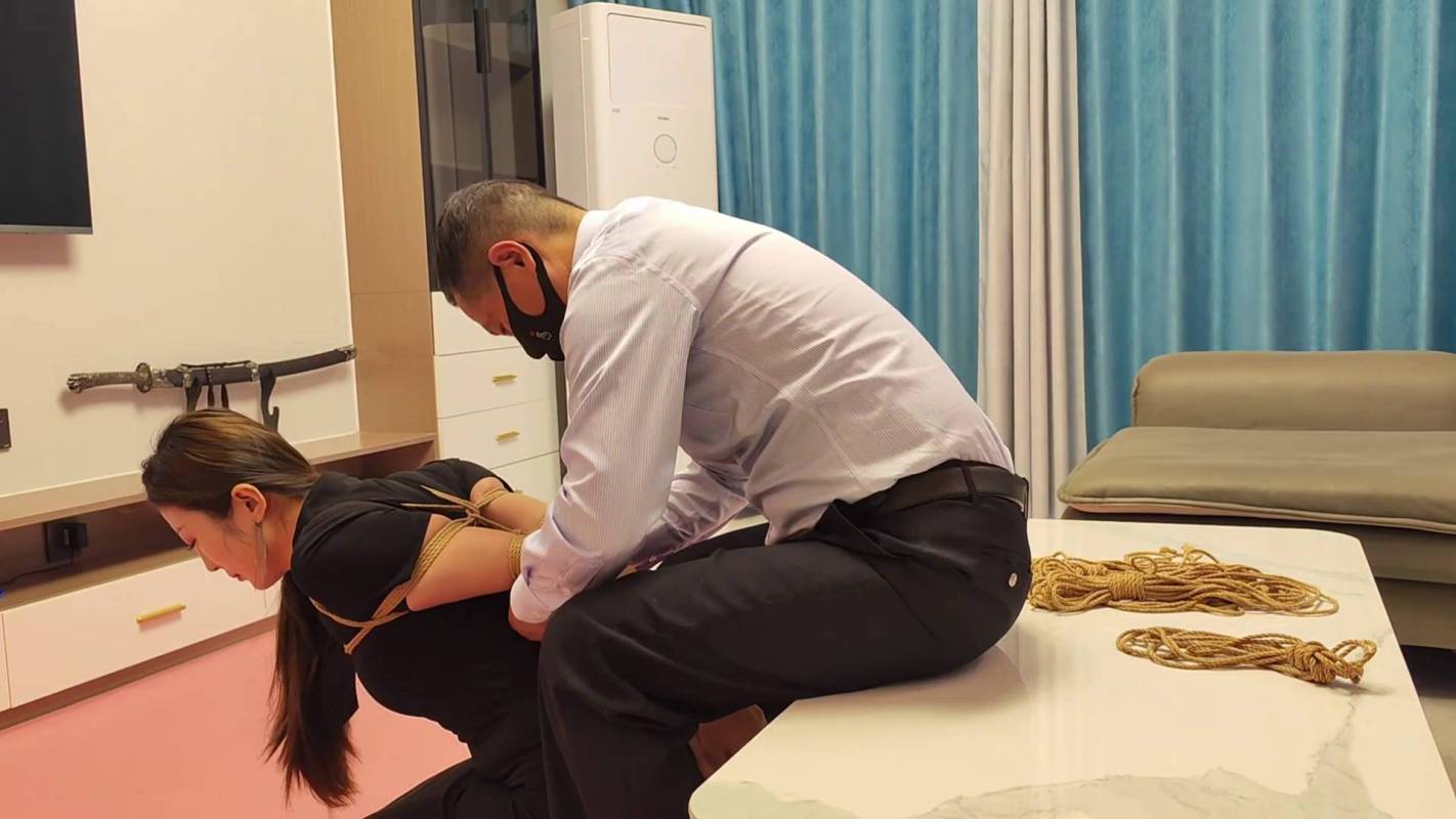 李大侠绳艺定制之佳佳紧缚训练一!这部作品可以在线看!