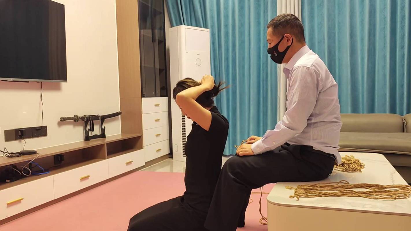 李大侠绳艺定制之佳佳紧缚训练一!这部作品可以在线看!