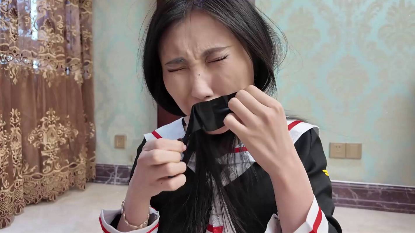 逍遥定制在线观看完整版之小jiejie不听话怎么办？！那就挠哭她！