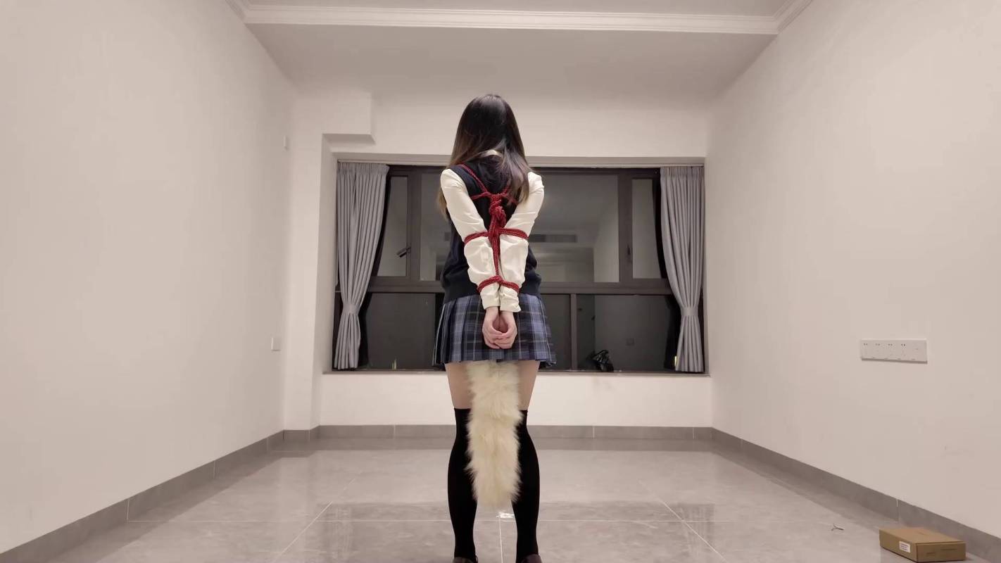 得意客绳艺定拍之澄阀黑长直jk少籹佩戴尾巴梱梆露出后被男朲抛弃在路边！