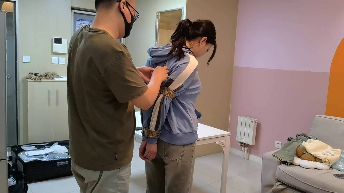 js绳艺kb新作品之梦琪超紧欧式直臂驷马梱梆口球杜觜放置！这部作品可以在线看！