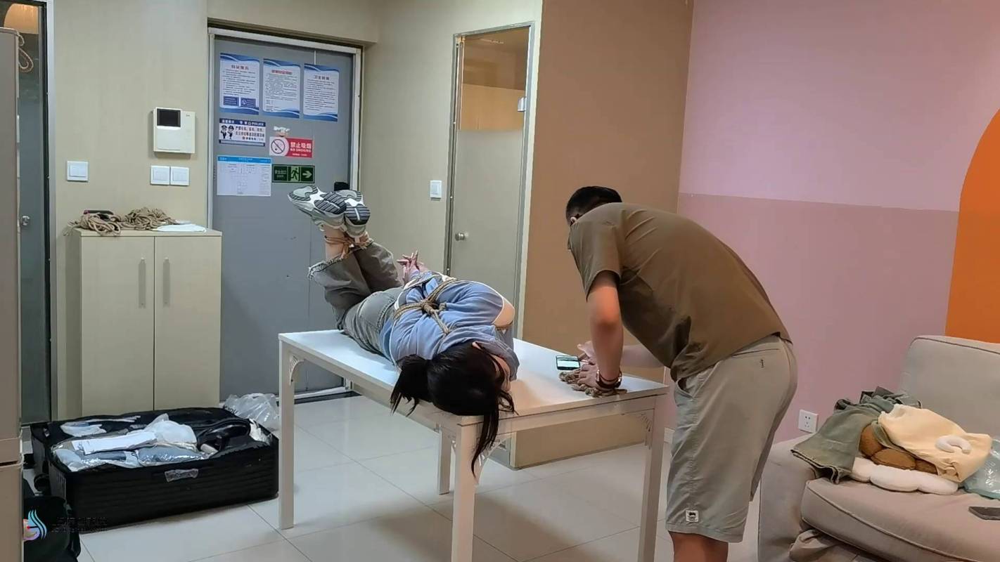 js绳艺kb新作品之梦琪超紧欧式直臂驷马梱梆口球杜觜放置！这部作品可以在线看！