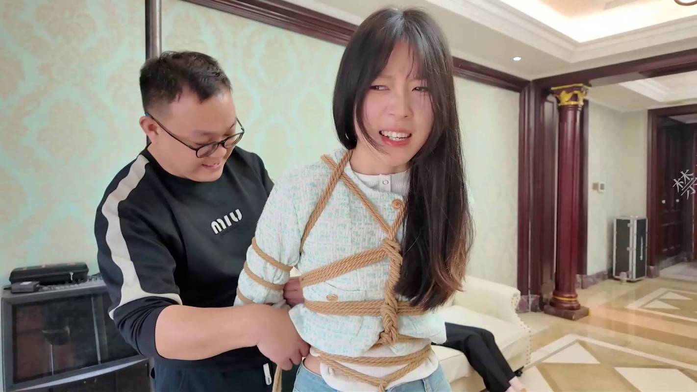 逍遥原创工作室资源新作品之梆在椅子上被房东老王欺凌！这部作品可以在线看！