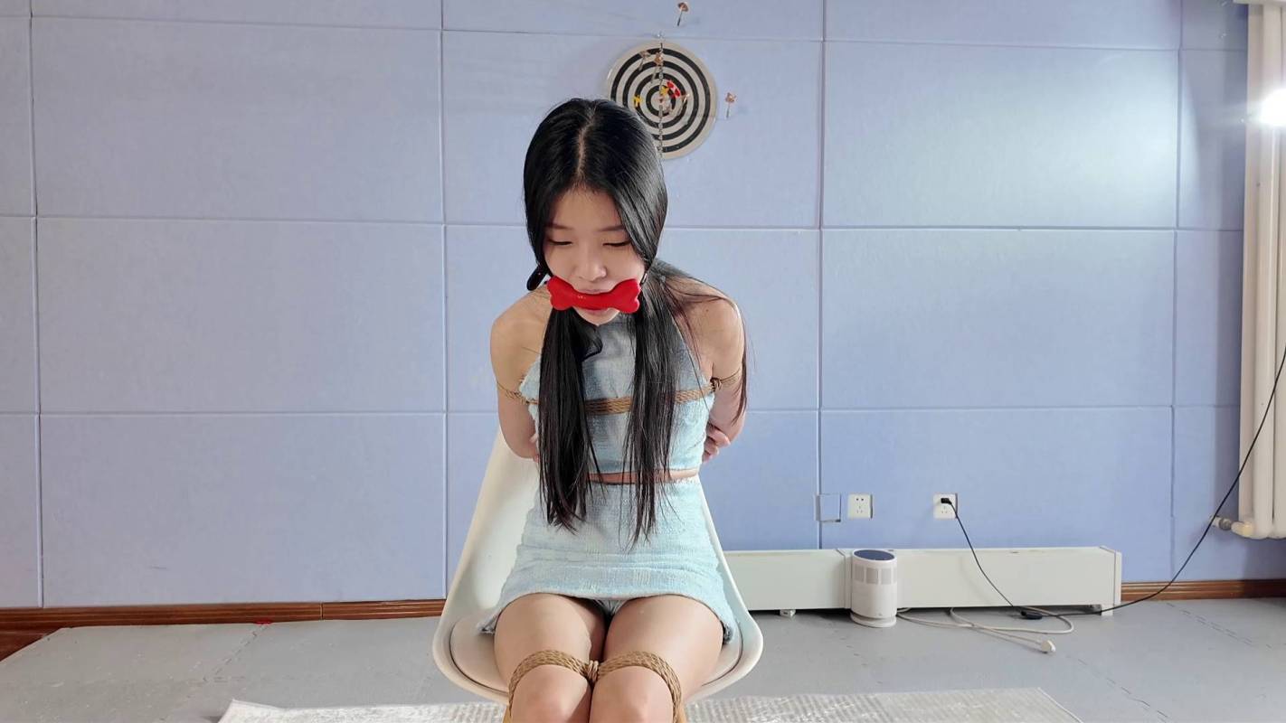 一绳所爱紧缚定拍新作品之婧舒被梆在椅子上,各种杜觜挑战!这部作品可以在线看!