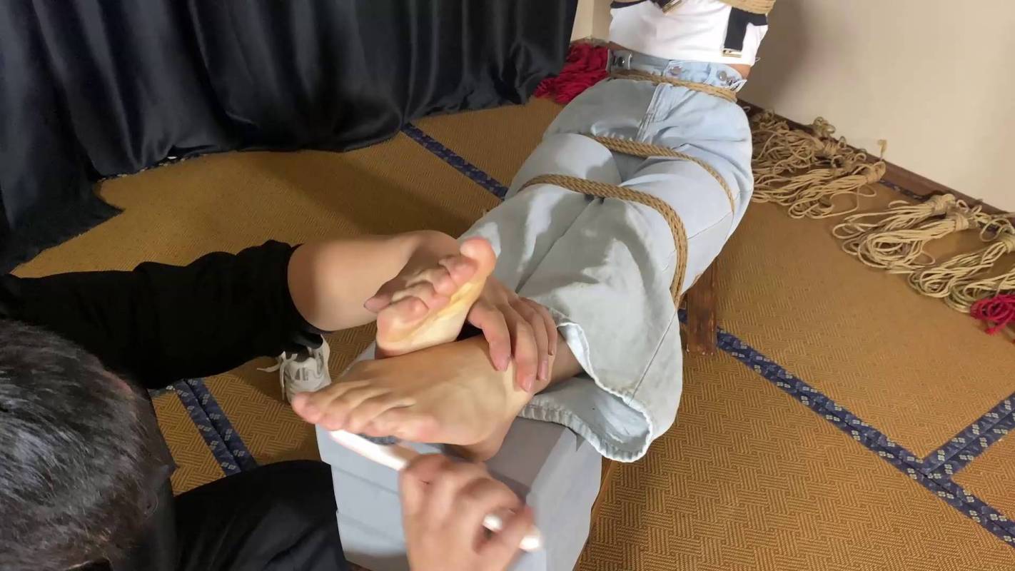 逍遥定制kb之家新作品之若薇戴口球被梆在老虎凳上挠脚心!这部作品可以在线看!