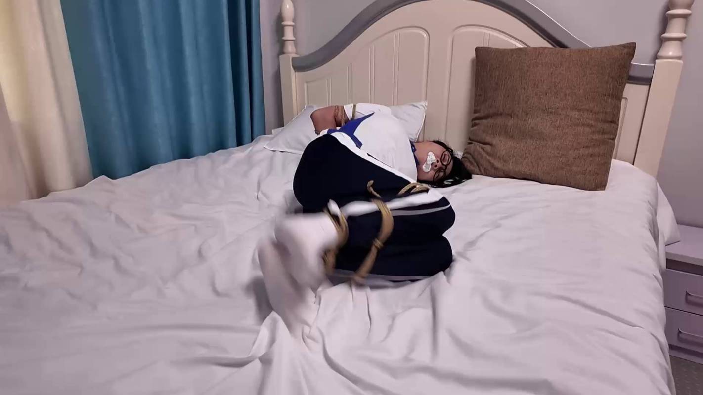李大侠原创定拍，国产绳艺调教论坛专区，五花床上梱梆！这部作品可以在线看！