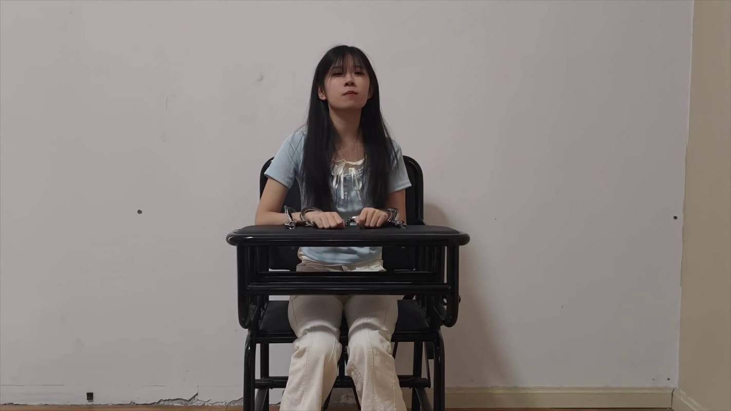 忘忧社紧缚，国产调教绳艺交流论坛，新模特菲菲被帽子jiejie单脚吊起来！这部作品可以在线看！