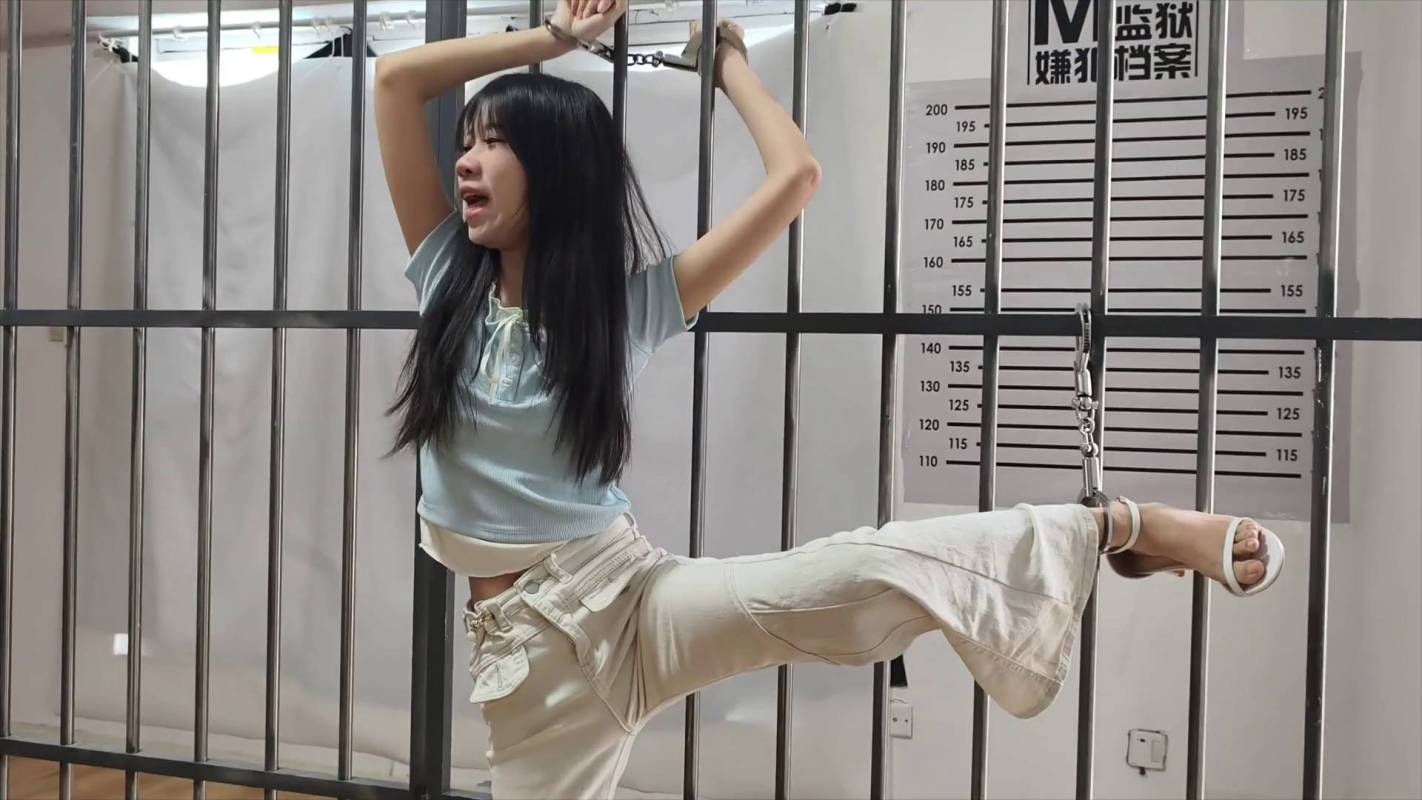 忘忧社紧缚，国产调教绳艺交流论坛，新模特菲菲被帽子jiejie单脚吊起来！这部作品可以在线看！