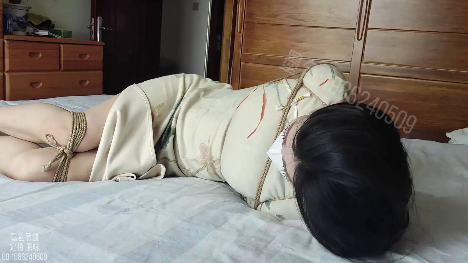 逍遥工作室定制视频新作国产绳艺圈交流论坛之思思旗袍窗台驷马放置梆脚+脚趾！这部作品可以在线看！