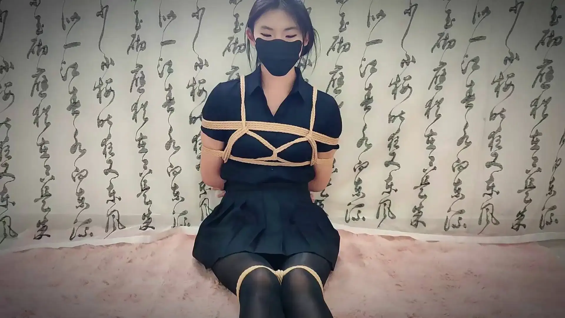 逍遥原创全部视频新作绳艺原创工作室官网之沐思极限驷马放置，超紧口球！这部作品可以在线看！
